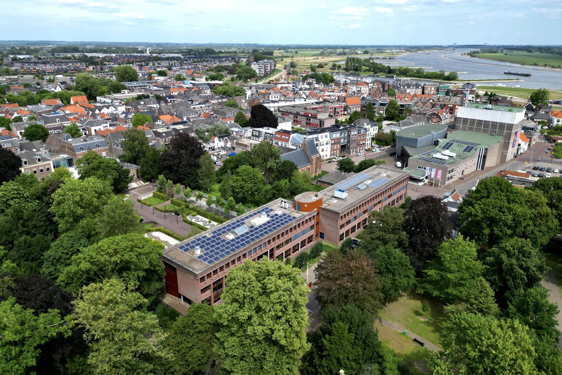 Stadhuis en Tiel van bovenaf te zien via een dronefoto