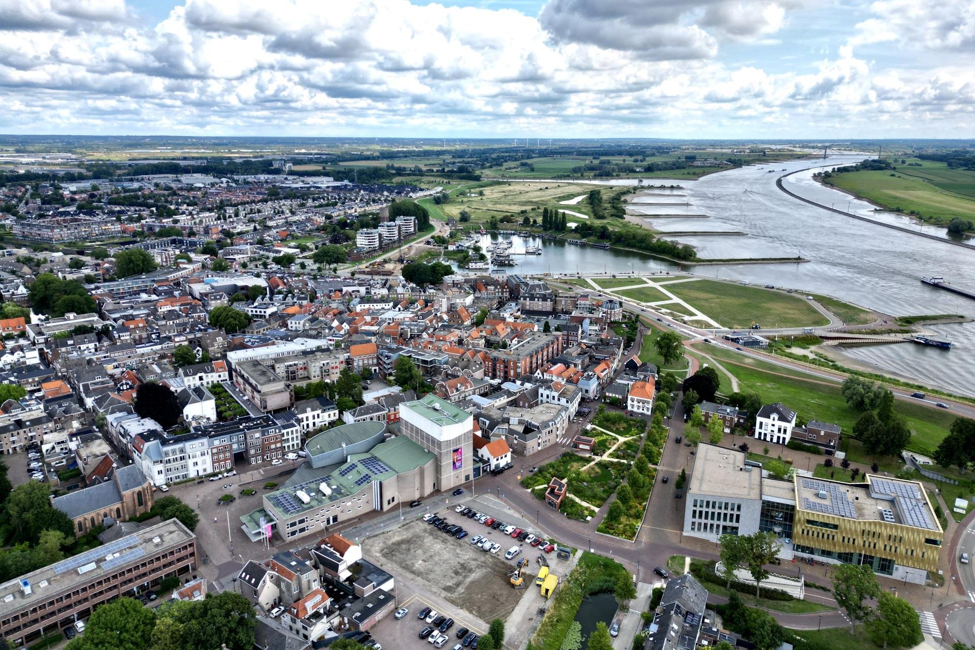 Met een drone een foto gemaakt van Tiel centrum, rechtsboven zie je de Waal liggen